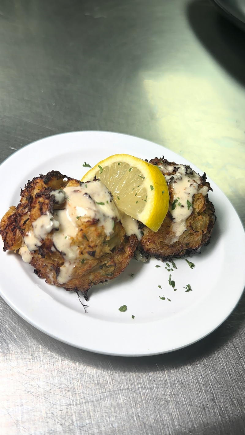 Crab cakes with creamy sauce and lemon