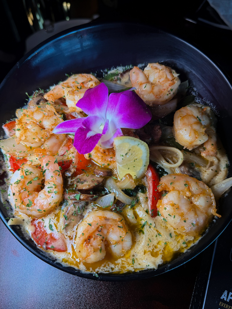 Creamy shrimp pasta with mushrooms and peppers
