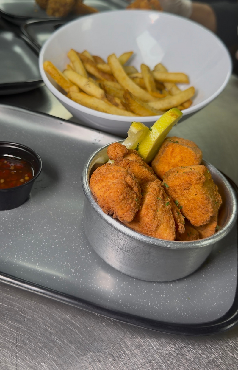 Fried bites with fries and sweet chili sauce