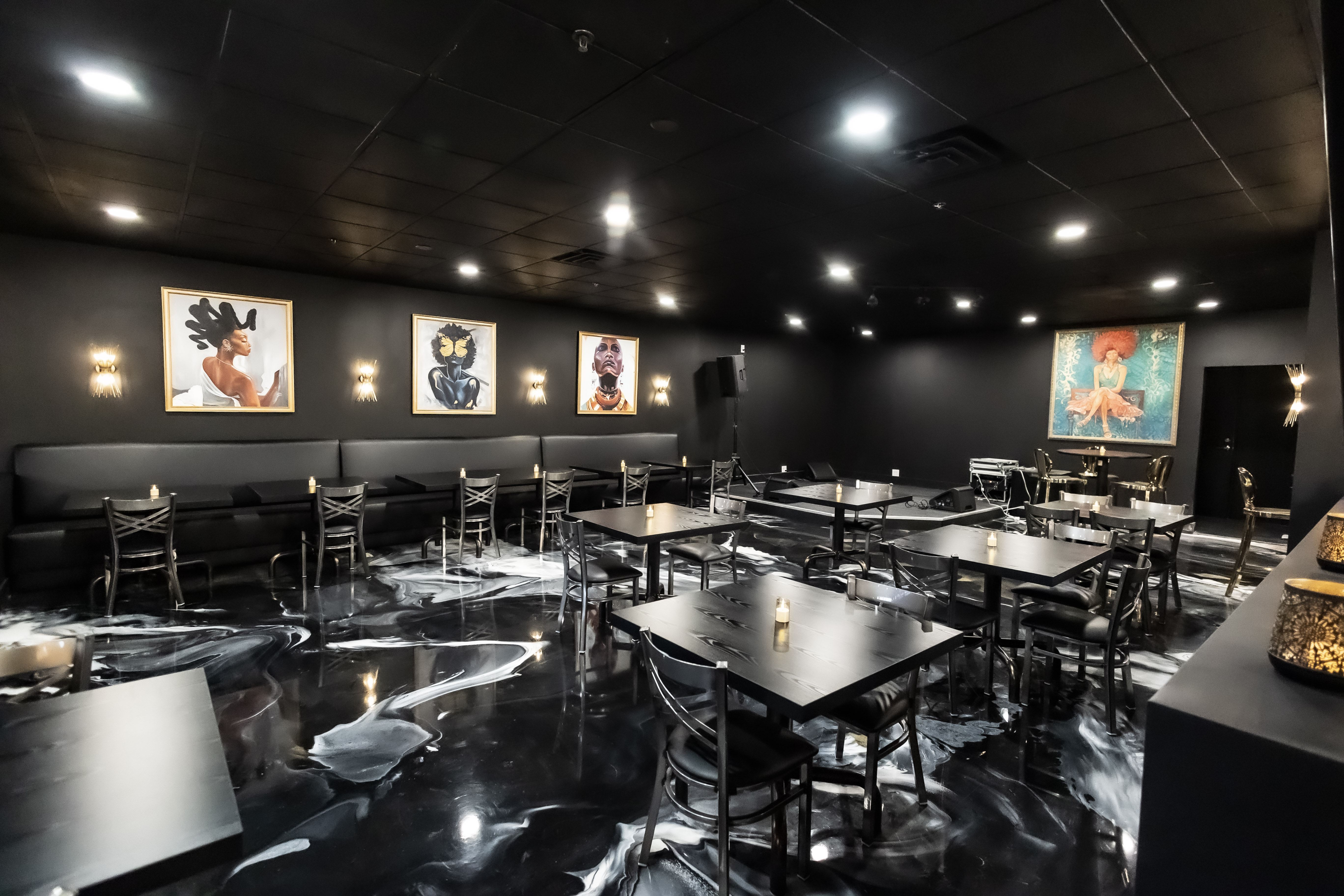 Sol' Delish dining room